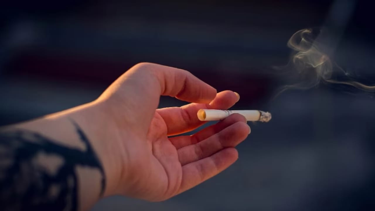 Tobacco Products: సిగరెట్లు తాగేవారికి బ్యాడ్న్యూస్.. కేంద్రం షాకింగ్ నిర్ణయం.. ఫిబ్రవరి 1 నుంచి అమల్లోకి..