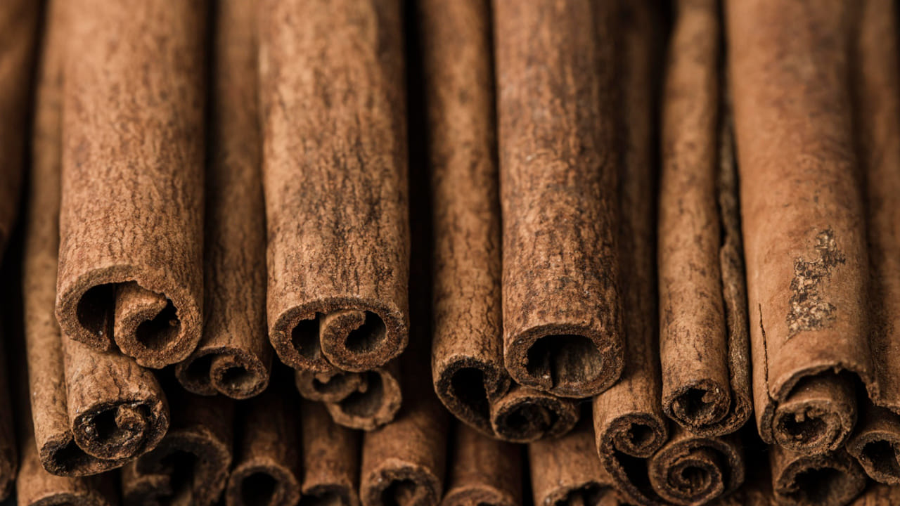 దాల్చిన చెక్క నీరు: దాల్చిన చెక్కను ఒక కప్పు నీటిలో బాగా మరిగించి ఆ తర్వాత వాటిని  వడకట్టి తాగాలి. ఇలా తాగడం వలన 
కంట్రోల్లో  లేని  షుగర్ కూడా మొత్తం కంట్రోల్ అవుతుంది. ఎందుకంటే, గ్లూకోజ్ ప్రక్రియను నెమ్మది చేస్తుంది. 