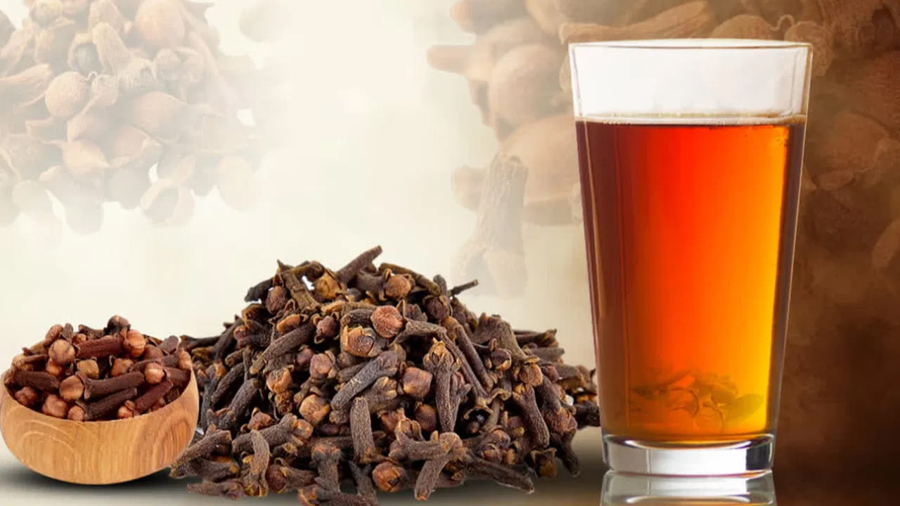 లవంగం నీరు ఎలా తయారు చేయాలంటే.. 2 లేదా 3 లవంగాలు తీసుకోండి. ఒక గ్లాస్ నీటిలో వేసి మరిగించండి. గోరువెచ్చగా ఉన్నప్పుడు తాగండి. ఉదయం ఖాళీ కడుపుతో తాగితే మరింత లాభం.
అయితే, కొన్ని జాగ్రత్తలు కూడా తీసుకోవాలి. అధిక మోతాదులో తాగకూడదు.