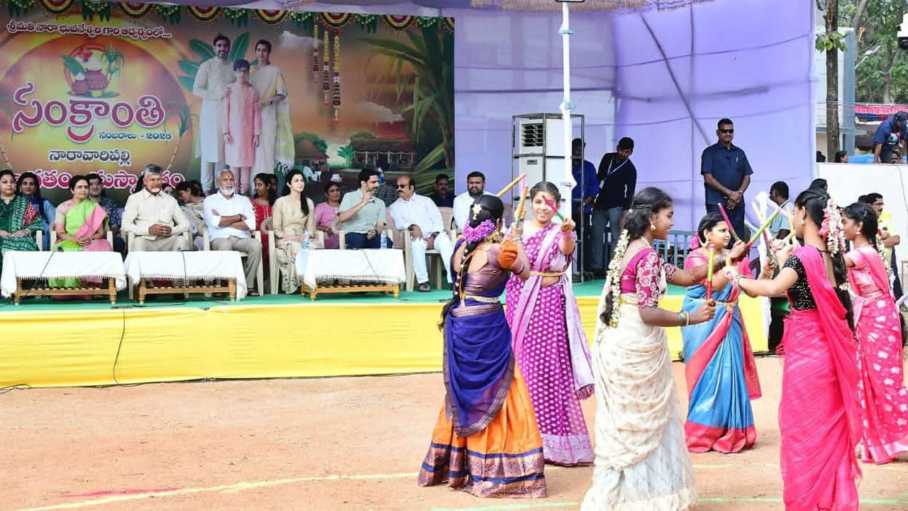 సంక్రాంతి సంబరాలతో నారావారిపల్లి కోలాహలంగా మారింది. సంక్రాంతి సంబరాలలో నారా చంద్రబాబు కుటుంబ సభ్యులు పాల్గొని క్రీడలను ఆసక్తిగా తిలకించారు. సిఎం దంపతులు గ్రామస్థులతో సరదాగా గడిపారు. నారా భువనేశ్వరి ఆధ్వర్యంలో రంగవల్లులు, ఆటల పోటీలు జరగ్గా.. గెలుపొందిన వారికి బహుమతుల ప్రదానం చేసారు సీఎం. ఇంటి వద్ద ప్రజల వద్ద నుంచి వినతులను కూడా సీఎం చంద్రబాబు స్వీకరించారు.