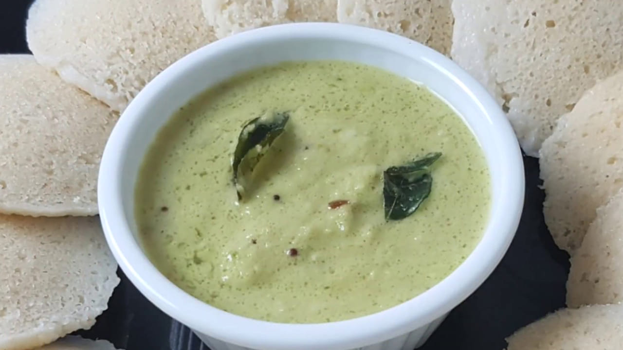 ఇడ్లీ, దోసెలకు కొబ్బరి చట్నీ అయితే పర్ఫెక్ట్. ఇది రుచికరంగా ఉంటుంది అలాగే మీ పనులకు ఆటంకం కలగకుండా త్వరగా అయిపోతుంది కూడా. తమిళనాడులో ఈ చట్నీ చాలా ఫేమస్. కొన్ని ప్రాంతాలలో ఇప్పుడిప్పుడే తినడం మొదలు పెట్టారు. కొబ్బరి లేకుండా కొబ్బరి చట్నీని ఎలా తయారు చేయాలో మీరేం ఎక్కువ ఆలోచించకండి. ఎలా చేయాలో ఇక్కడ తెలుసుకుందాం.