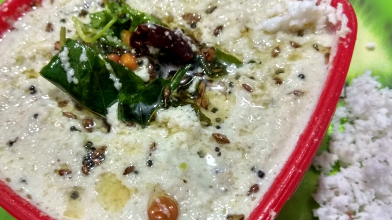 కావాల్సిన పదార్దాలు: ఉల్లిపాయలు ముక్కలు, పచ్చిమిర్చి , వెల్లుల్లి రెబ్బలు, , జీడిపప్పు , చింత పండు, ఉప్పు, నూనె , ఆవాలు , జీలకర్ర చిటికెడు కొత్తిమీర , కరివేపాకు.