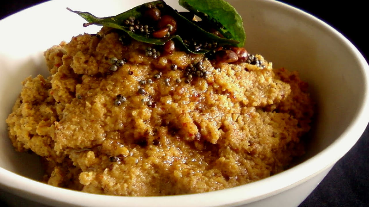 ఆ తర్వాత తగినంత నీరును పోసి చట్నీని మిక్సీ లో పట్టుకోవాలి. ఆ తర్వాత దానిని ఒక బౌల్ లోకి తీసుకోవాలి. అంతే కొబ్బరి చట్నీ రెడీ. ఇలా చేసుకుని తింటే కొబ్బరి చట్నీ టేస్ట్ లాగే ఉంటుంది. మీరు కూడా ఒకసారి ప్రయత్నించి చూడండి. అవును నిజమే ఇది కొబ్బరి చట్నీ లాగే ఉందని అంటారు. దీనిని వ ఇడ్లీ, దోసతో తింటే మీకు రుచి తెలుస్తుంది.