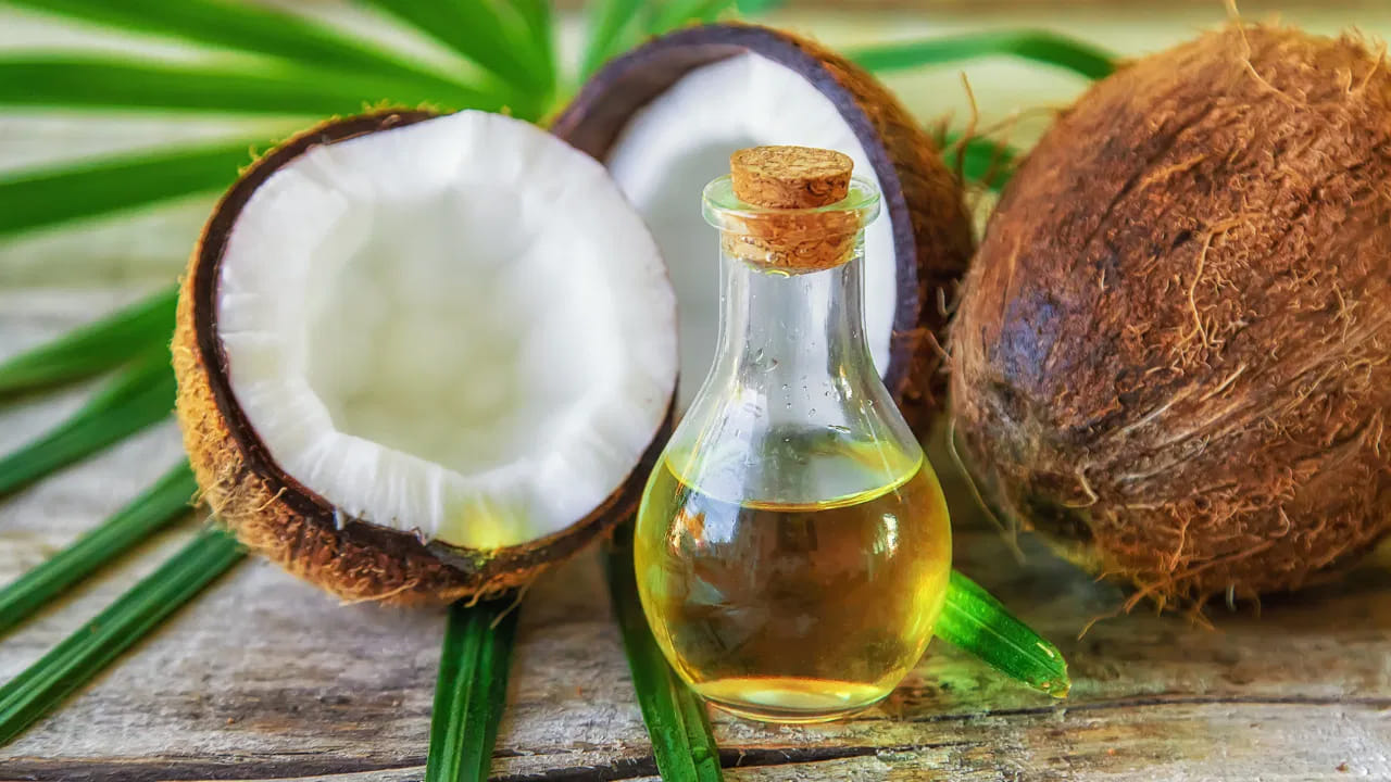 అలాగే కొబ్బరి నూనెలో ఒక స్పూన్ ఆముదం కలిపి వాడితే జుట్టు వేగంగా పెరుగుతుంది. ఇలా మసాజ్ చేసిన గంట తర్వాత మైల్డ్ షాంపూతో స్నానం చేస్తే జుట్టు ఆరోగ్యంగా, ఒత్తుగా పెరుగుతుంది.
