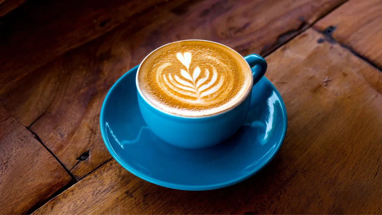 కాఫీ సోమరితనాన్ని తొలగించడమే కాకుండా గుండెను ఆరోగ్యంగా ఉంచడంలో కూడా సహాయపడుతుంది. అసలు రోజులో ఏ సమయంలో కాఫీ తాగడం మంచిదో ఇక్కడ తెలుసుకుందాం..