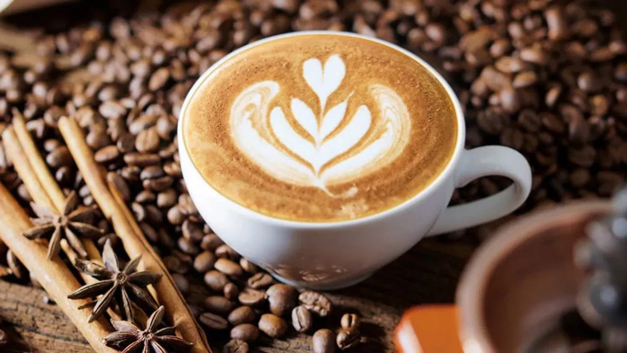 చాలా మంది కాఫీ తాగడానికి ఇష్టపడతారు. ఉదయం నిద్ర లేచిన వెంటనే కప్పు కాఫీ తాగితే చెప్పలేనంత రిఫ్రెష్‌గా ఉంటుంది. కాఫీ శరీరానికి శక్తిని ఇస్తుంది. ఇది ఏకాగ్రతను కూడా పెంచుతుంది. అయితే మీరు మొత్తంలో వేళాపాళా లేకుండా కాఫీ తాగడం వల్ల మేలు కంటే హాని ఎక్కువగా జరుగుతుంది. అదే ఒక నిర్దిష్ట సమయంలో కాఫీ తాగితే అది మీ ఆరోగ్యానికి ఎంతో మేలు చేస్తుందని తాజా పరిశోధనలో వెల్లడైంది. 