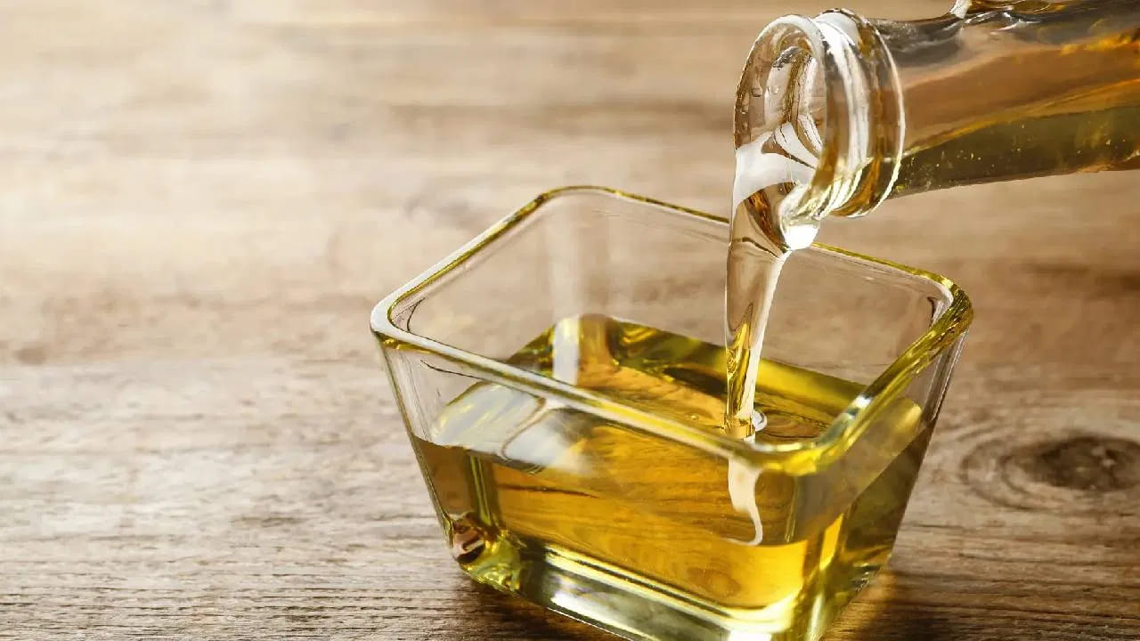 అది కూరగాయల గ్రేవీ అయినా లేదా క్రిస్పీ పరాఠా అయినా నూనె లేకుండా ఆహారం అసంపూర్ణంగా అనిపిస్తుంది. గత కొన్ని సంవత్సరాలుగా వంట నూనె గురించి అనేక అధ్యయనాలు వెలువడ్డాయి. అధిక మొత్తంలో నూనె తీసుకోవడం వల్ల గుండె ఆరోగ్యానికి హాని కలుగుతుందని హెచ్చరిస్తున్నాయి.