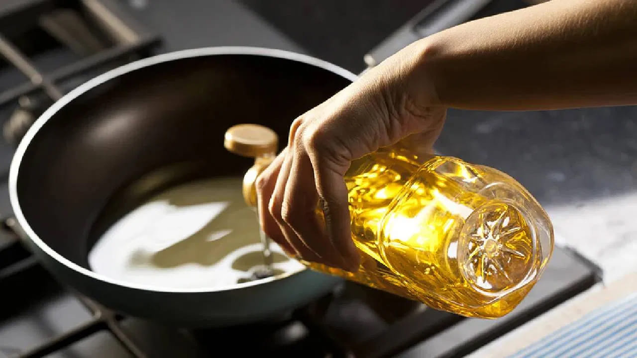 నిపుణుల అభిప్రాయం ప్రకారం.. ఒక ఆరోగ్యకరమైన వ్యక్తి రోజుకు 3 నుంచి 4 టీస్పూన్ల కంటే ఎక్కువ నూనె తీసుకోకూడదు. అంటే 15 నుంచి 20 మిల్లీలీటర్ల నూనెకు మించి తినకూడదు. అంటే ఆరోగ్యకరమైన వ్యక్తికి నెలకు 500 నుంచి 600 మిల్లీలీటర్ల నూనె సరిపోతుంది. కుటుంబంలో నలుగురు ఉంటే మొత్తం నూనె 2 లీటర్లకు మించకూడదు.