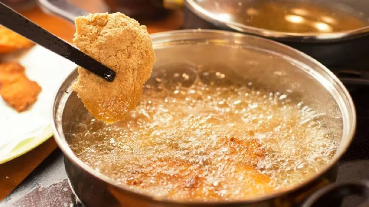 ఆరోగ్యానికి మేలు చేసే ఉత్తమమైన నూనెలు గుండెకు హాని కలిగించని కొవ్వులు కలిగి ఉంటాయి. పైగా శరీరానికి అవసరమైన పోషణను అందిస్తాయి. ఇందులో ఆలివ్ నూనె గుండెకు చాలా ప్రయోజనకరంగా ఉంటుంది. ఎందుకంటే ఇందులో కొలెస్ట్రాల్‌ను తగ్గించి గుండెను ఆరోగ్యంగా ఉంచే మోనోశాచురేటెడ్ కొవ్వులు ఉంటాయి.