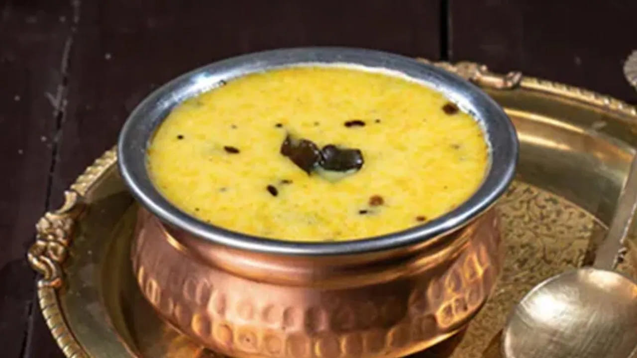 పెరుగును ప్రధాన పదార్ధంగా (కూర లేదా కొన్ని ప్రత్యేక గ్రేవీలు) ఉపయోగించే వంటలలో టమోటాలను నివారించాలి. పెరుగు, టమోటాలు రెండూ పుల్లగా ఉంటాయి కాబట్టి కూరల రుచి అధికంగా పుల్లగా మార్చే అవకాశం ఉంది.