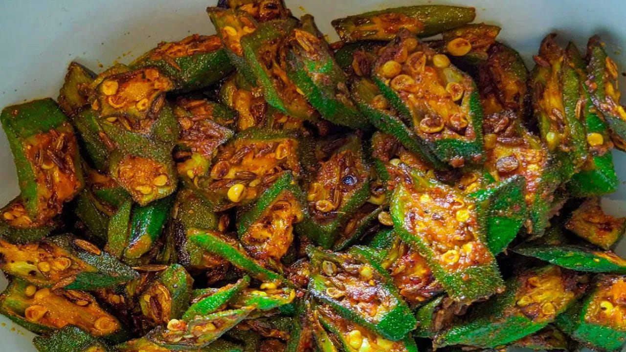 బెండకాయకు టమోటాలు జోడించడం వల్ల అది మరింత జిగటగా ఉంటుంది. మీరు క్రిస్పీగా ఉండాలనుకుంటే టమోటాలకు బదులుగా మామిడి లేదా నిమ్మకాయను ఉపయోగించడం మంచిది.