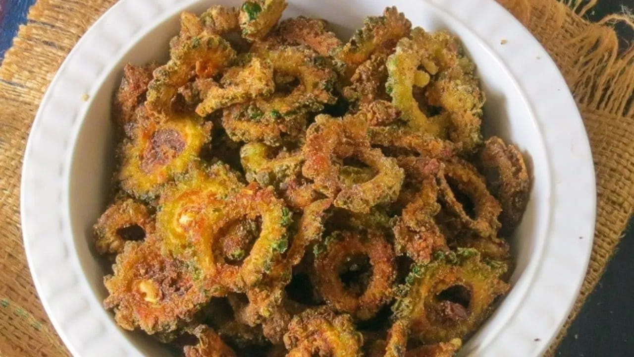 పాల గుమ్మడికాయ తేలికపాటి తీపి రుచి కలిగి ఉంటుంది. దీనికి టమోటాలు చేర్చితే దాని రుచి పుల్లగా మారుతుంది. అలాగే కాకరకాయకు కూడా టమోటాలు జోడించడం వల్ల కాకరకాయ సహజ చేదును టమోటా పుల్లనితో కలిసి పోతుంది. దీంతో దీని రుచి మారుతుంది.