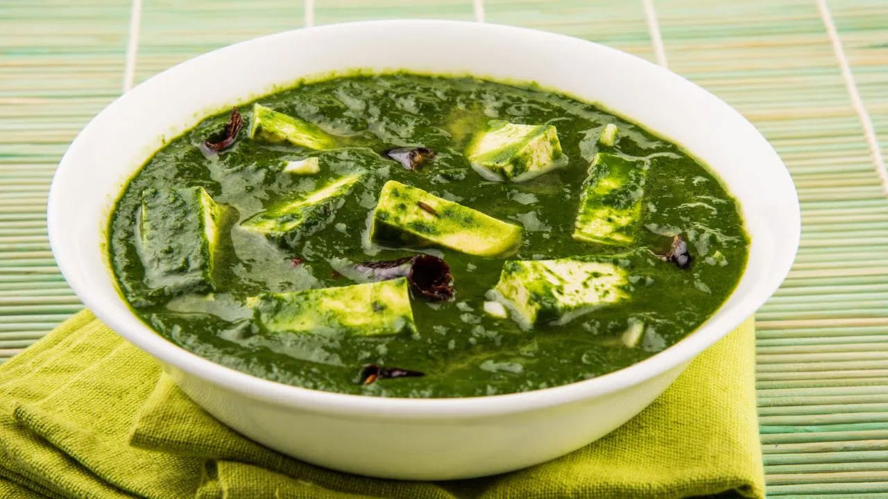 మెంతి వంటి ఇతర ఆకు కూరల్లో టమోటాలు వాడటం మానుకోవాలి. టమోటాలలో ఉండే ఆమ్లత్వం ఆకు కూరల సహజ రుచి, విలక్షణమైన వాసనను తగ్గిస్తుంది.