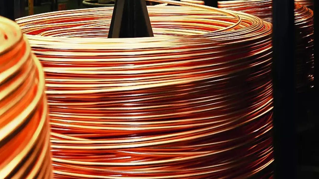 జనవరి 15న మార్కెట్లో కిలో రాగి ధర రూ.1,325గా ఉంటే పలుకుతోంది. అంటే ఏడాదిలో దాదాపు 62 శాతం లాభాలు వచ్చాయి. అంతర్జాతీయ మార్కెట్లో కూడా టన్ను రాగి ధర 13,000 డాలర్లు దాటి చరిత్ర సృష్టించింది. ఏడాది కాలంలో బంగారం 76 శాతం లాభంతో రేసులో ముందున్నా, వెండి 169 లాభంతో ఆశ్చర్యపరిచినా, రాగి మాత్రం సైలెంట్ గా సెన్సేషన్ క్రియేట్ చేసింది. అయితే రాగి ధర పెరుగుదల వెనుక ఉన్న కారణాలేంటో ఇప్పుడు తెలుసుకునే ప్రయత్నం చేద్దాం..