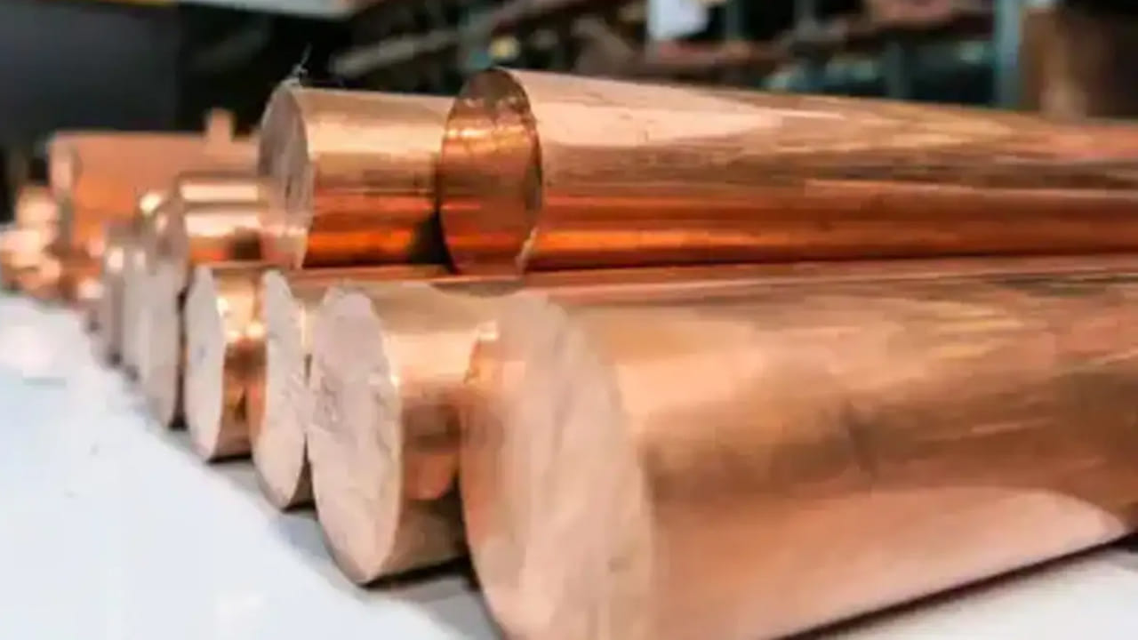 అమెరికా 'టారిఫ్' టెన్షన్.. అమెరికా రాబోయే రోజుల్లో రాగి దిగుమతులపై 15 శాతం నుంచి 30 శాతం వరకు పన్నులు వేయబోతుందనే ప్రచారం జరుగుతోంది. దీంతో రాగి రేటు భవిష్యత్తులో పెరుగుతుందేమో అనే భయంతో అక్కడి కంపెనీలు ఇప్పుడే ఎగబడి కొని స్టాక్ పెట్టుకుంటున్నాయి. ఇదే ఇప్పుడు రేటు పెరగడానికి ప్రధాన కారణం.