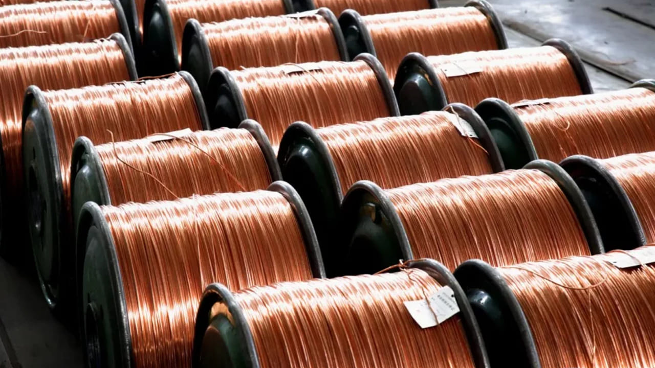 గనుల్లో సమ్మెలు.. ప్రపంచంలో రాగి ఎక్కువగా దొరికే చిలీ లాంటి దేశాల్లోని గనుల్లో కార్మికుల సమ్మెలు నడుస్తున్నాయి. ముఖ్యంగా మాంటోవెర్డే గనిలో సమ్మె వల్ల రాగి సరఫరా తగ్గిపోయింది. డిమాండ్ ఏమో ఎక్కువ ఉంది. సరఫరా తగ్గింది. ఇంకేముంది? రాగి రేటు ఆకాశన్నంటింది.