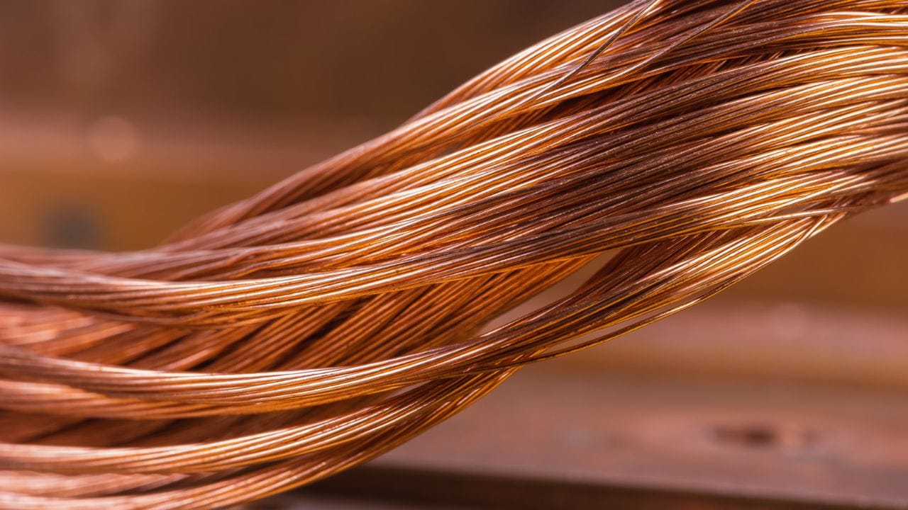 CNBC నివేదిక ఆధారంగా, 1 గిగావాట్ పవన విద్యుత్ సామర్థ్యాన్ని వ్యవస్థాపించడానికి దాదాపు 2,866 టన్నుల రాగి అవసరమని అంచనా వేసింది. అయితే రాగి వెలికితీత అనేది గతంలో కంటే ఇప్పుడు కష్టంగా మారిపోయింది. ప్రస్తుతం పనిచేస్తున్న గనుల్లో సగటు రాగి శాతం 0.5 నుండి 0.6 శాతం మాత్రమే ఉంది. కొత్త ప్రాజెక్టుల్లో ఇది 0.4 నుండి 0.5 శాతానికి తగ్గింది.