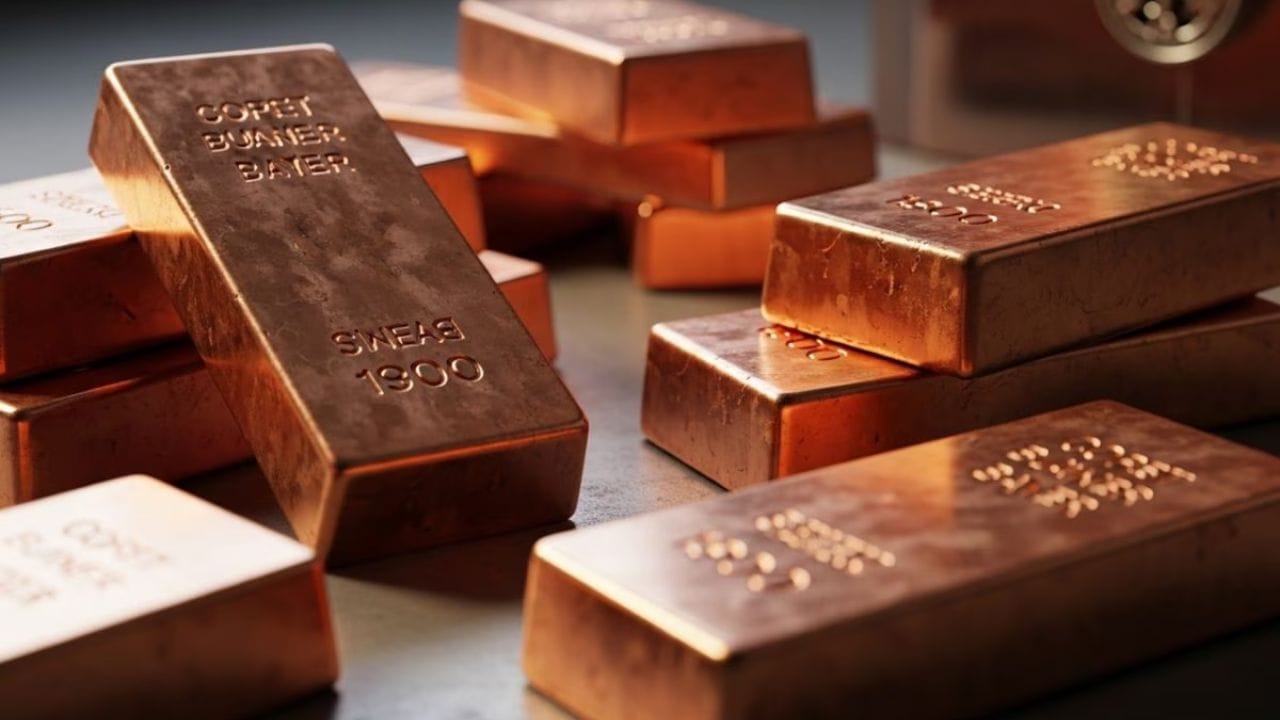 ప్రస్తుతం రోజుల్లో బంగారం, వెండికి ప్రత్యామ్నాయంగా రాగి కూడా వేగంగా ప్రాముఖ్యతను సంతరించుకుంటోంది. ఏఐ ఆధారిత డేటా సెంటర్లు, ఎలక్ట్రిక్ వాహనాలు, గ్రీన్ ఎనర్జీ ప్రాజెక్టులు, పవర్ గ్రిడ్ అప్‌గ్రేడ్‌లు అన్నీ రాగిపై ఆధారపడి పనిచేస్తున్నాయి.  ఈ నేపథ్యంలో, రాబోయే సంవత్సరాల్లో ప్రపంచం తీవ్రమైన రాగి కొరతను ఎదుర్కొనే అవకాశం ఉందని భారత ఆర్థిక సర్వే 2025-26 హెచ్చరించింది. రాగి ఇకపై కేవలం పారిశ్రామిక లోహం మాత్రమే కాదని, వ్యూహాత్మక వనరు అని సర్వే పేర్కొంది. దీంతో గత కొన్ని రోజులుగా దీని ధరలు బాగా పెరుగుతున్నందున, రాగిపై పెట్టుబడి పెట్టే వారి సంఖ్య కూడా పెరుగుతోంది.  