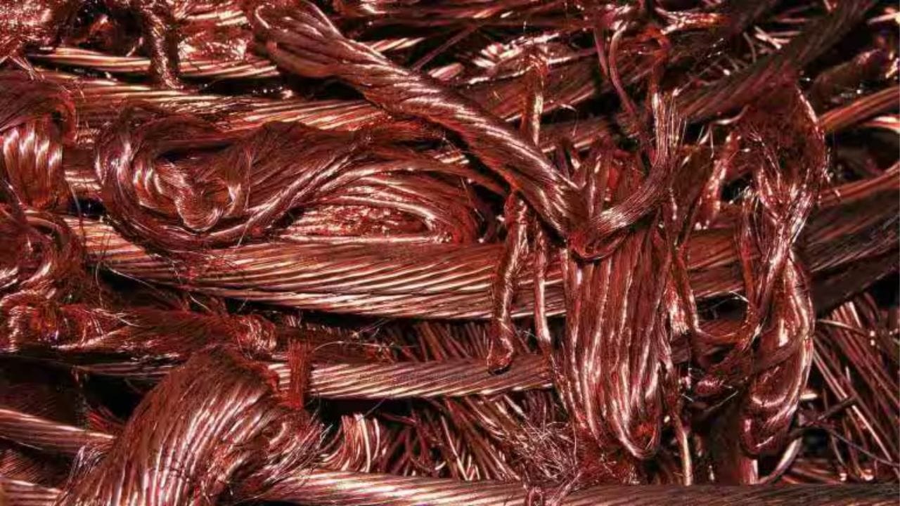 అయితే రాగి ధరలు భారీగా పెరగడానికి రెండు ప్రధాన కారణాలు ఉన్నాయని ఆర్థిక సర్వే వివరిస్తుంది. ముఖ్యంగా పవన, సౌర విద్యుత్ ప్రాజెక్టులకు భారీ మౌలిక సదుపాయాలు అవసరం. ట్రాన్స్మిషన్ లైన్లు, కేబుల్స్, మోటార్లు, ట్రాన్స్ఫార్మర్లు, గ్రిడ్ నెట్వర్క్లను నిర్మించడానికి పెద్ద మొత్తంలో రాగి అవసరం అవుతుంది. ఈ స్థాయిలో డిమాండ్ పెరుగుతున్నప్పటికీ, సరఫరా అదే రేటుతో పెరగడం లేదని సర్వే హెచ్చరిస్తుంది.