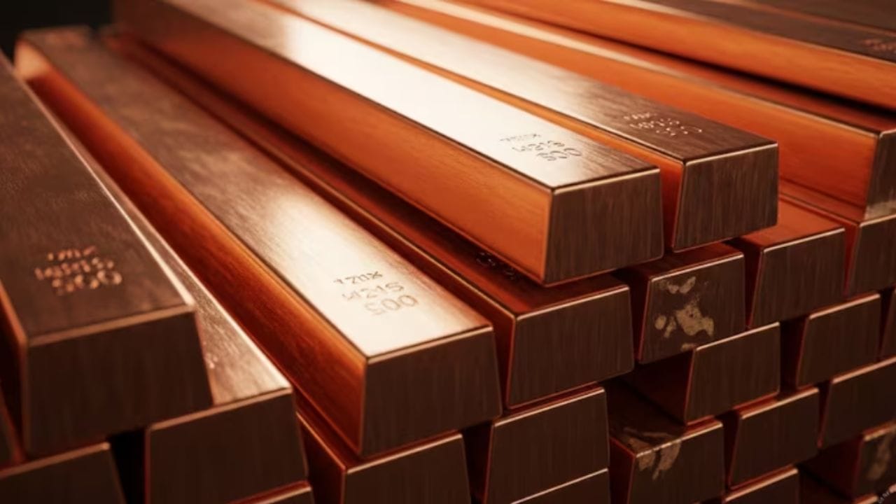 రాగి తవ్వకాలలో సకాలంలో పెట్టుబడులు పెట్టకపోయినా, కొత్త ప్రాజెక్టులకు ఆమోదం లభించకపోయినా, రీసైక్లింగ్పై దృష్టి పెట్టకపోతే గ్రీన్ ఎనర్జీ పరివర్తన అడ్డంకులను ఎదుర్కొంటుందని ఆర్థిక సర్వే హెచ్చరించింది. ప్రపంచ శక్తి పరివర్తన ఎంత త్వరగా జరుగుతుందో రాగి లభ్యత నిర్ణయిస్తుందని సర్వే స్పష్టం చేస్తోంది. రాబోయే దశాబ్దంలో, AI తో పాటు ఎలక్ట్రిక్ వాహనాలు, డేటా సెంటర్లు, పునరుత్పాదక ఇంధన రంగాల నుండి వచ్చే ఒత్తిడి రాగిని ఒక కీలకమైన లోహంగా మారుస్తుంది. కాబట్టి రాబోయే రోజుల్లో రాగి ఎక్కువ డిమాండ్ ఉండబోతుంది.