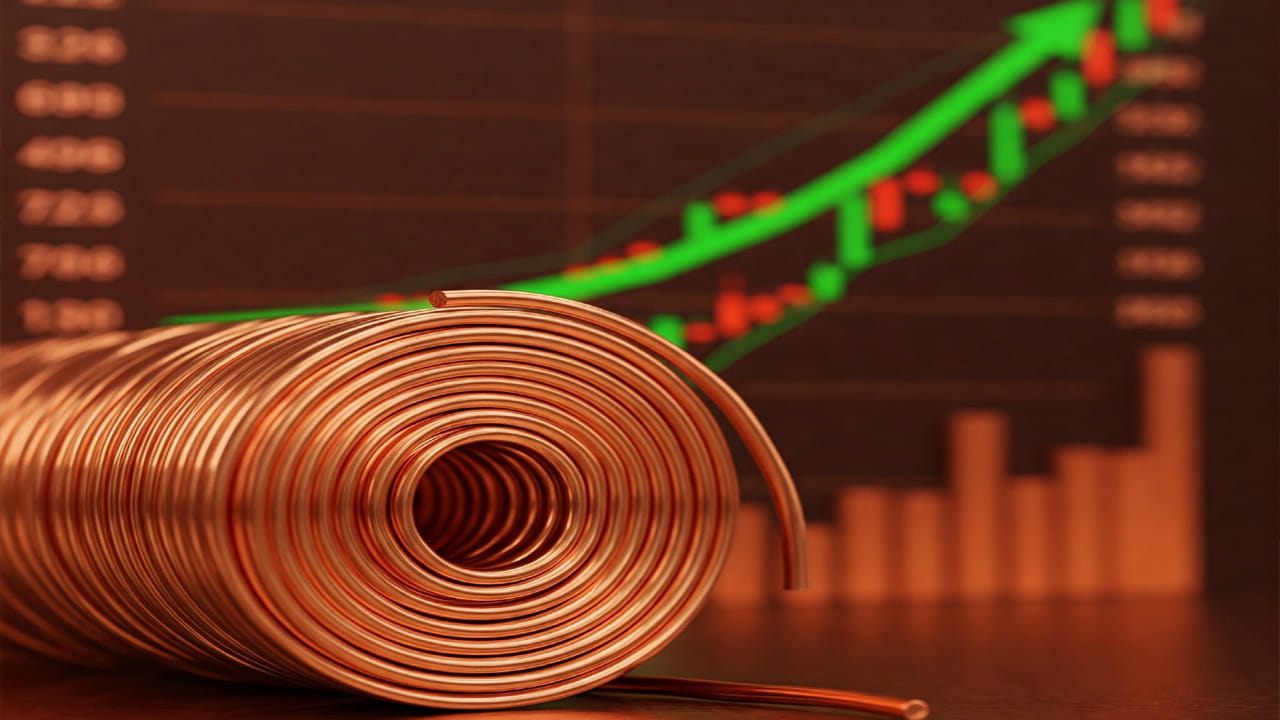 కొన్ని నెలలుగా బంగారం, వెండి ధరల పెరుగుదల గురించే చాలా మంది మాట్లాడుకుంటున్నారు. కానీ, వాటితో పాటు తాజాగా రాగి కూడా రెచ్చిపోతోంది. ఎలక్ట్రిక్ వైర్ల నుంచి ఎలక్ట్రిక్ వాహనాల (EV) వరకు ప్రతి దాంట్లోనూ ఉపయోగించే రాగి ఇప్పుడు సరికొత్త రికార్డులు సృష్టిస్తోంది. 2025లో మొదలైన రాగి ధరల పెరుగుదల 2026లో కూడా ఆగేలా కనిపించడం లేదు. ఇంకా మరింత వేగంగా దూసుకెళ్తోంది. 2025 జనవరి 1న ఎంసీఎక్స్ (MCX) మార్కెట్లో కిలో రాగి ధర సుమారు రూ.793 ఉండేది. కట్ చేస్తే సరిగ్గా ఏడాది తర్వాత అంటే జనవరి 2026 1 నాటికి రూ.1,292కి చేరింది. 