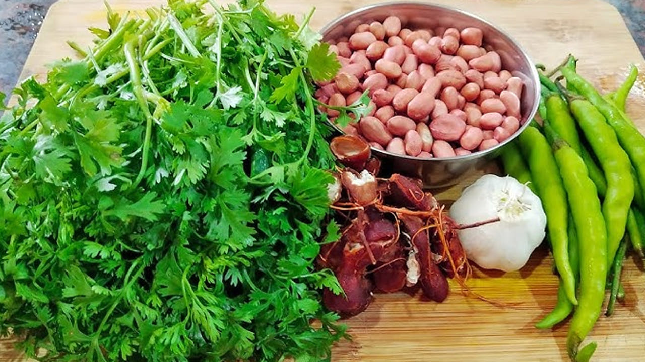 తయారీ విధానం : ముందుగా కొత్తిమీరను తీసుకొని, దానిని ఒకటికి రెండు సార్లు నీటితో శుభ్రంగా కడగాలి. ఆ తర్వాత కొత్తిమీరను ఒక బౌల్‌లో వేసి తడి పోయేవరకు ఫ్యాన్ కింద ఆరబెట్టాలి. అది ఆరే వరకు మనం టమాటాలను శుభ్రంగా కడిగి, తడి లేకుండా చేసి, చిన్న చిన్న ముక్కలుగా కట్ చేసుకోవాలి.