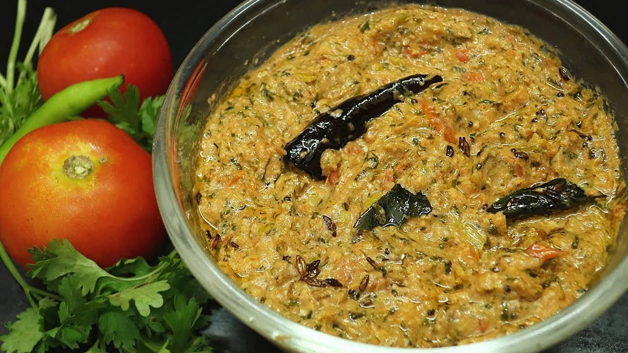 తర్వాత  మనం ముందుగా వేయించుకున్న  ఆవాలు, మెంతులు, ధనియాలు రోటీలో వేసి మెత్తగా, రుబ్బుకోవాలి. తర్వాత అందులోనే రాళ్ల ఉప్పు, పచ్చి మిర్చి, కారం వెల్లుల్లి రెబ్బలు, చిటికెడు పసుపు వేసుకొని మెత్తగా రుబ్బుకోవాలి.