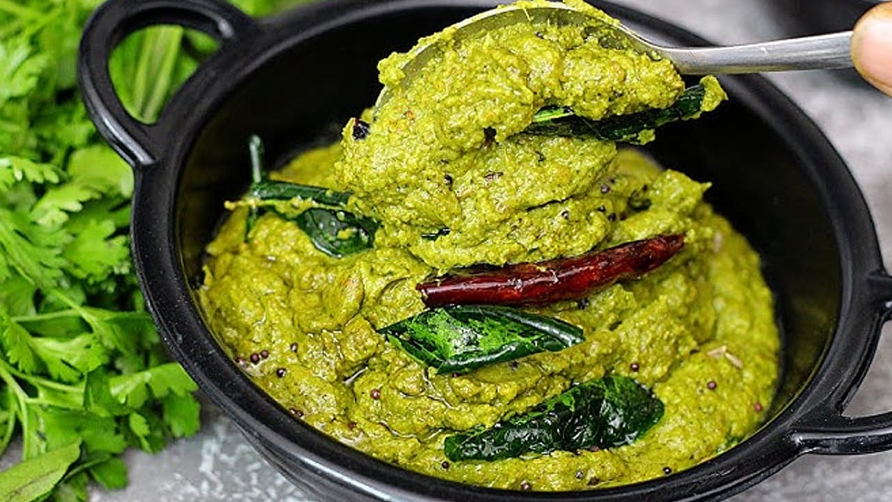 దీని తర్వాత స్టవ్ ఆన్ చేసి, పాన్ పెట్టి అందులో మెంతులు, వన్ టీస్పూన్ ధనియాలు వేసి వేయించుకోవాలి. తర్వాత వీటిని పక్కన పెట్టి అదే పాన్ లో కొంచెం నూనె పోసుకొని, మనం ముందుగా కట్ చేసి పెట్టుకున్న టమాటాలను, కొత్తిమీర మంచిగా వేయించుకోవాలి. తర్వాత ఇందులోనే చింతపండు, పచ్చి మిర్చి వేసి పది నిమిషాలు వేయించి పక్కన పెట్టుకోవాలి.