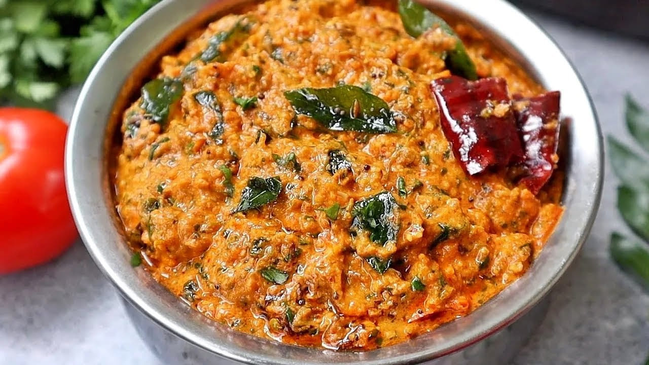  దీని తర్వాత మళ్లీ స్టవ్ ఆన్ చేసి, తాళింపు కోసం ఒక పాన్ పెట్టి, అందులో  పోపు దినుసులు, మినపప్పు, శనగలు, కరివేపాకు, వెల్లుల్లి రెబ్బలు , ఎండు మిర్చీ వేసి, అవి కాస్త వేగిన తర్వాత మనం ముందుగా రుబ్బుకున్న  కొత్తిమీర, టామాట పచ్చడి పేస్ట్ ఇందులో వేయాలి. తర్వాత తాళింపు మొత్తం పచ్చడికి పట్టేలా మంచిగా కలుపుకోవాలి. అంతే తెలంగాణ స్టైల్ కొత్తి మీర రోటీ పచ్చి రెడీ.