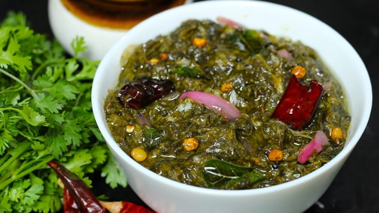 కావాల్సిన పదార్థాలు : కొత్తిమీర అర కేజీ, టమాటాలు రెండు లేదా మూడు, పచ్చిమర్చి నాలు నుంచి ఐదు వరకు. వెల్లుల్లి రెబ్బలు 10 , చింత పండు నిమ్మకాయ సైజు. అదే విధంగా, జీలకర్ర వన్ టీ స్పూన్, పోపు దినుసులు, మినపప్పు, పచ్చి శనగపప్పు, నువ్వులు వన్ టీస్పూన్, ఉప్పు రుచికి సరిపడ. నూనె తాళింపుకు సరిపడ, ఇంగువ చిటికెడు, కరివేపాకు నాలుగు రెబ్బలు, ఎండు మిర్చి మూడు, ఆవాలు వన్ టీస్పూన్. పసుపు, జీలకర్ర.