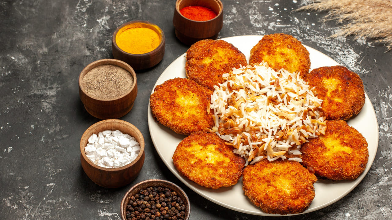 
కావాల్సిన పదార్థాలు:  స్వీట్ కార్న్ ఒక కప్పు,  2 టేబుల్ స్పూన్స్  నూనె,  3  టేబుల్ స్పూన్లు కార్న్‌ఫ్లోర్,  బంగాళాదుంప 1,  పచ్చిమిర్చి ముక్కలు,  ఉల్లిపాయ ముక్కలు, రుచికి సరిపడా ఉప్పు, అర టీస్పూన్ నల్ల మిరియాల పొడి, ఒక  టీస్పూన్ కారం. 