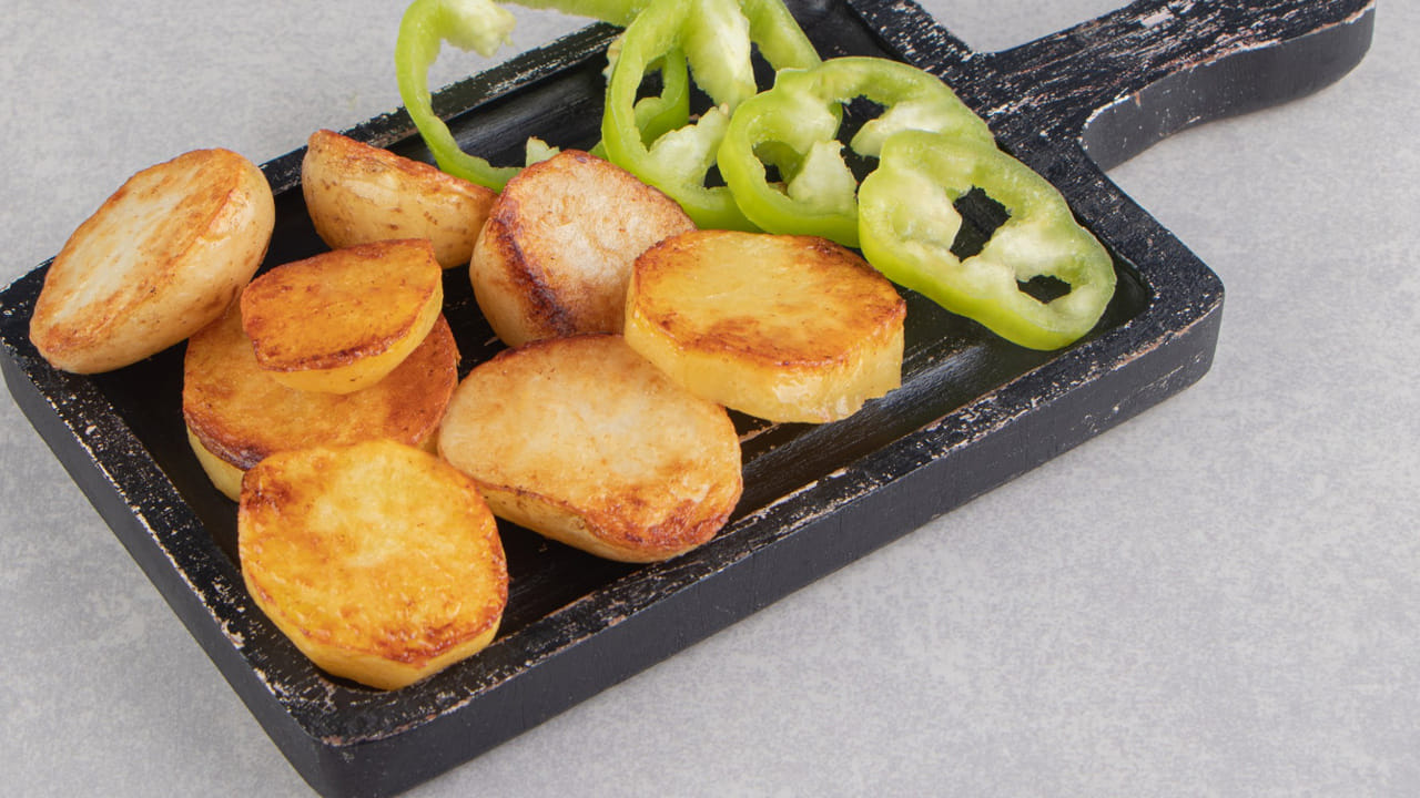 
తయారీ విధానం: ఒక గిన్నె తీసుకుని దానిలో ఒక ఉడికించిన బంగాళాదుంప వేసి, ఆ తర్వాత దానిలో స్వీట్ కార్న్‌ , కార్న్‌ఫ్లోర్, మిర్చి ముక్కలు, ఉల్లిపాయ ముక్కలు, .సరిపడినంత ఉప్పు, కారం వేసి బాగా కలుపుకోవాలి. ఇప్పుడు, మీ చేతులకు వంట నూనెను కొద్దిగా రాసి టిక్కీలుగా చేసుకోండి. 
