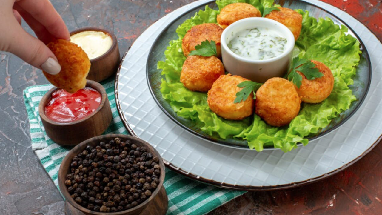 ఆ తర్వాత స్టవ్ వెలిగించి దాని మీద  పాన్ పెట్టి 2 టేబుల్ స్పూన్స్  నూనె వేసి అది వేడయ్యాక టిక్కీలను ఒక దాని తర్వాత ఒకటి  పాన్ మీద పెట్టి, వాటిని ఇరు వైపులా రంగు మారే వరకు బాగా వేయించండి. అంతే, వేడి వేడి  కార్న్‌ఫ్లోర్ టిక్కీలు రెడీ. వీటిని గ్రీన్ చట్నీతో తింటే రుచికరంగా ఉంటాయి. 