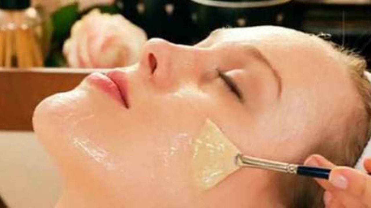 కళ్ల కింద డార్క్ సర్కిల్స్ తగ్గించడంలోనూ ఆవు నెయ్యి సహాయపడుతుంది. దీనికోసం రాత్రి పడుకునే ముందు కళ్ల కింద ఆవు నెయ్యితో మర్దన చేయండి. ఉదయం క్లీన్ చేసుకుంటే నల్లటి వలయాలు సులువుగా తగ్గుతాయి. 