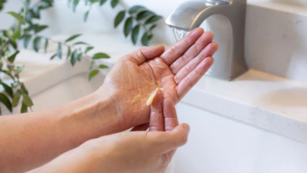 చలికాలంలో చేతులు, కాళ్లు తొందరగా పగిలిపోతాయి. ఇలా జరగకుండా ఉండాలంటే రాత్రిపూట చేతులు, కాళ్లు శుభ్రం చేసుకుని నెయ్యిని అప్లై చేయండి. ఉదయం క్లీన్ చేసుకుంటే చాలా మంచిది. ఆవు నెయ్యిలో కొద్దిగా తేనె, పచ్చి పాలు కలిపి పేస్ట్ చేయండి. దీనిని ముఖానికి అప్లై చేసి 20 నిమిషాల తర్వాత క్లీన్ చేసుకుంటే చర్మం మెరిసిపోతుంది. అందంగా కనిపిస్తారు.