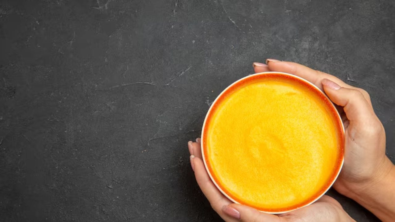 ముఖాన్ని కాంతివంతం చేయడంలో ఆవు నెయ్యి చిట్కా అద్భుతంగా పనిచేస్తుంది. దీనికోసం అరస్పూన్ నెయ్యిలో చిటికెడు పసుపు కలిపి పేస్ట్ చేయండి. దీనిని చర్మానికి రాసుకుని 15 నిమిషాల తర్వాత క్లీన్ చేసుకుంటే సరిపోతుంది. 30 నిమిషాల తర్వాత స్నానం చేస్తే స్కిన్ మృదువుగా, అందంగా ఉంటుంది.