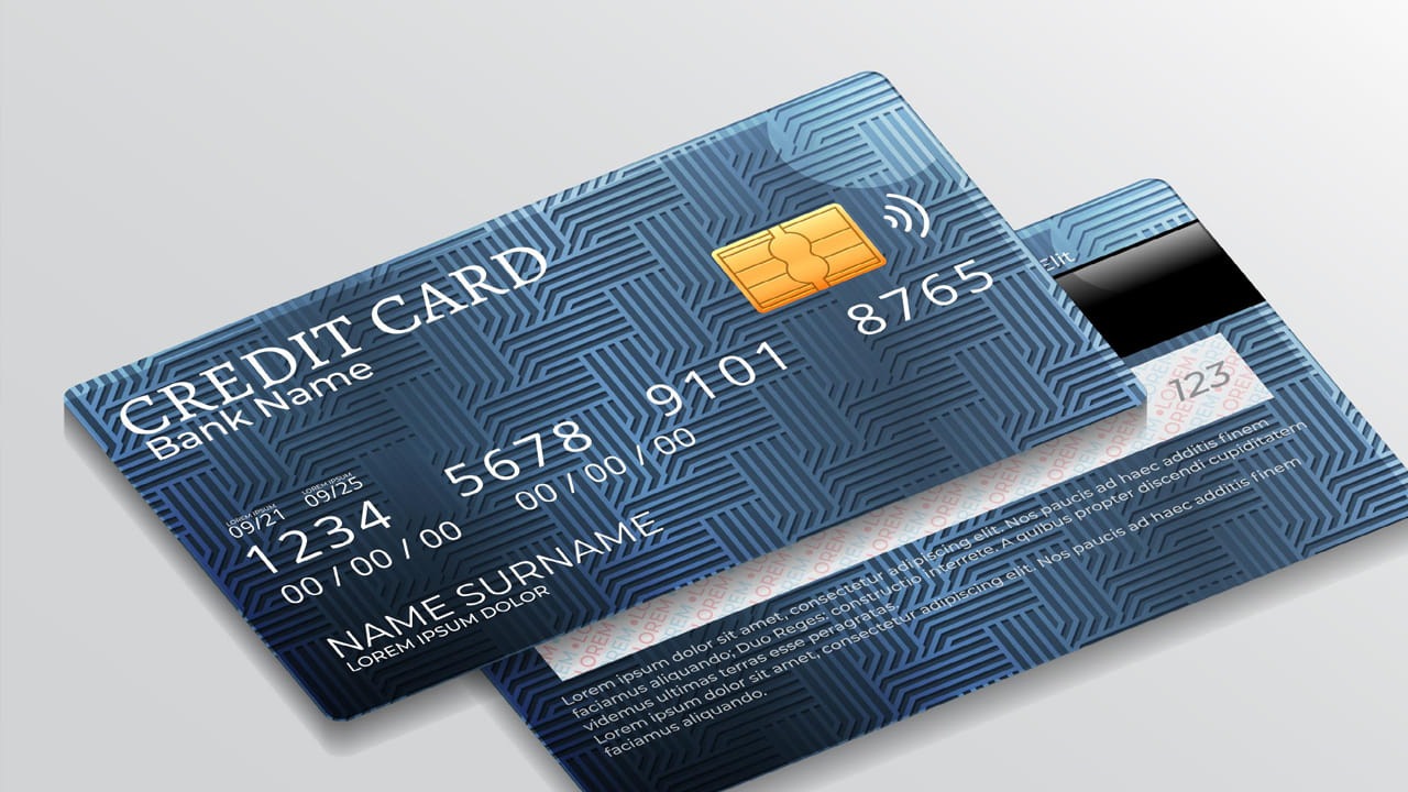 క్రెడిట్ కార్డుల వినియోగం భారత్‌లో భారీగా పెరుగుతోంది. ఉద్యోగులు, వ్యాపారస్తులతో పాటు సామాన్య ప్రజలు కూడా వీటిని వాడుతున్నారు. ఆఫర్లు, డిస్కౌంట్స్, క్యాష్ బ్యాక్ ఆఫర్లతో పాటు అత్యవసర సమయంలో డబ్బులు అవసరమైనప్పుడు ఉపయోగపడతామనే కారణంతో క్రెడిట్ కార్డులను వినియోగిస్తున్నారు. అలాగే క్రెడిట్ కార్డులు వాడి టైమ్‌కి చెల్లించడం ద్వారా సిబిల్ స్కోర్ పెరుగుతుందనే కారణంతో కొంతమంది యూజ్ చేస్తున్నారు.