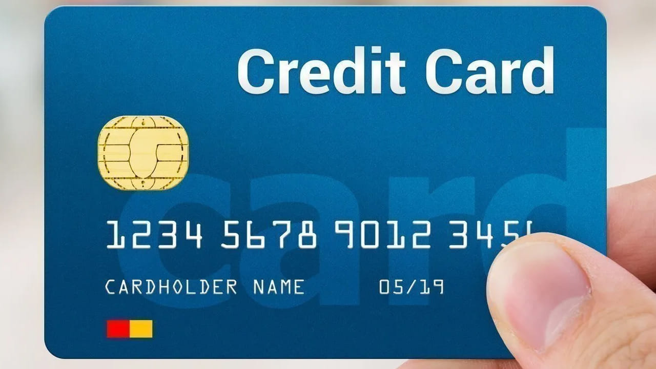 అయితే కస్టమర్లకు క్రెడిట్ కార్డు మంజూరు చేసేటప్పుడు బ్యాంకులు లిమిట్ విధిస్తాయి. ఒక్కొక్కరికి ఒక్కొలా క్రెడిట్ లిమిట్ అందిస్తాయి. అసలు ఈ లిమిట్‌ను బ్యాంకులు ఎలా నిర్ణయిస్తామనే అనుమానం చాలామందికి ఉంటుంది. ఏయే అంశాలు పరిగణలోకి తీసుకుంటాయనే దానిపై చాలామందికి అవగాహన ఉండదు. 
