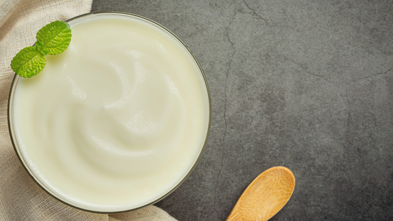 మల‌బ‌ద్ద‌కంతో తీవ్రంగా బాధ‌ప‌డే వారు పెరుగుతో ఇలా చేసుకుని తింటే.. ఆ సమస్య తగ్గుతుంది. ఎండుద్రాక్ష‌ల‌ను పెరుగుతో క‌లిపి తీసుకుంటే ఆ సమస్య నుంచి ఉపశమనం దొరుకుతుందని వైద్యులు అంటున్నారు. 
