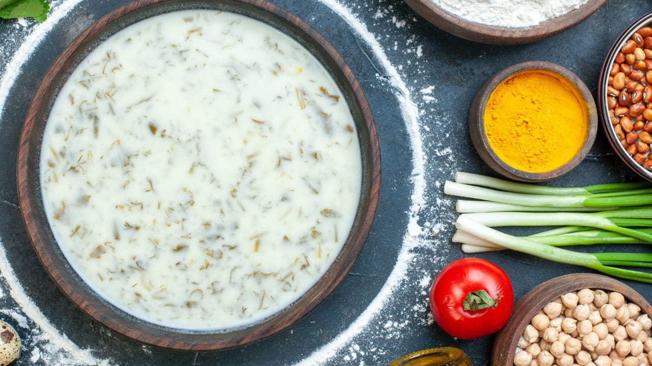 తయారీ విధానం: పెరుగు, ఎండుద్రాక్షను ఒక గిన్నెలోకి తీసుకుని దానిలో వేడి పాల‌ను పోసి తోడు పెట్టాలి. దీన్ని ఇలాగే ఉంచండి. మరుసటి రోజు ఇది పెరుగుగా మారుతుంది. అలా మీరు దీనిని లంచ్ తో కానీ, ఉదయం బ్రేక్ ఫాస్ట్ తో కానీ తీసుకోండి. 
