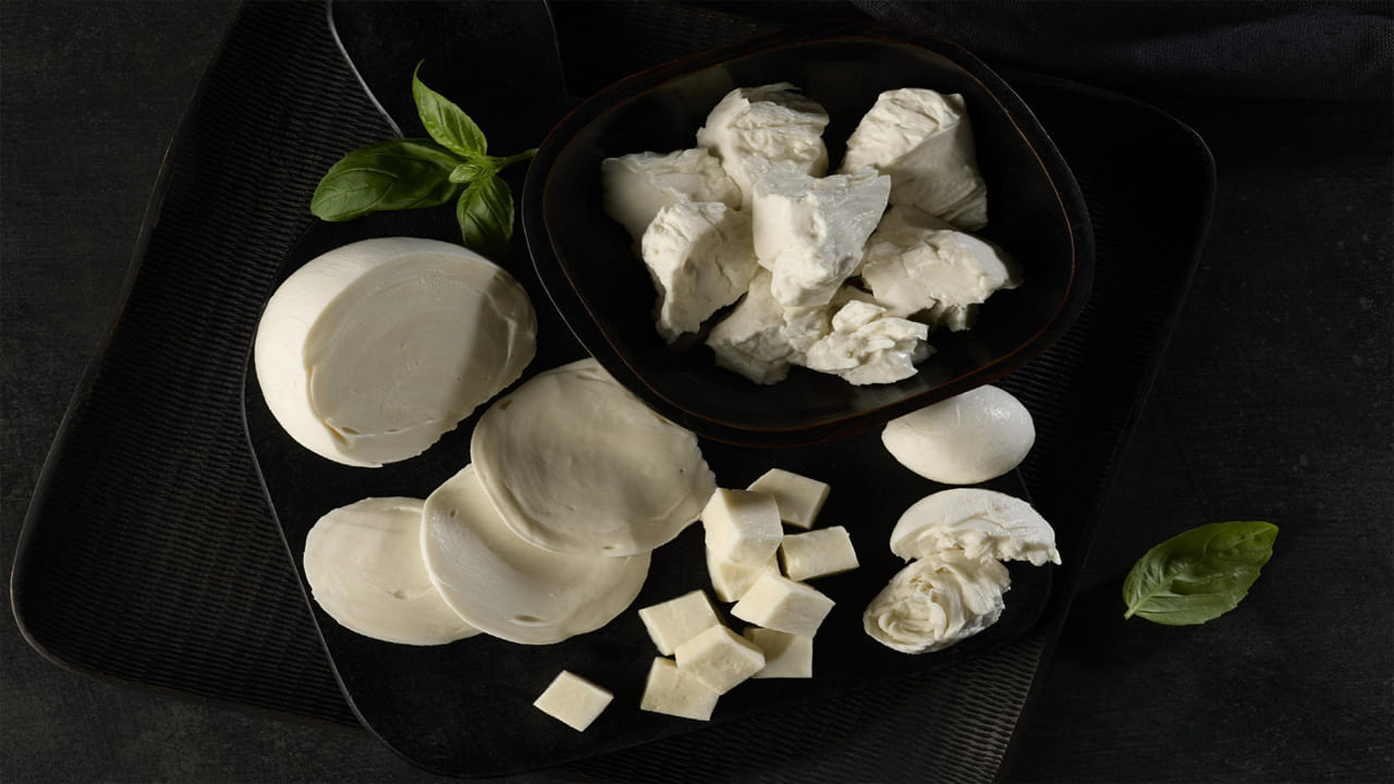 పెరుగు శరీరానికి మేలు చేస్తుంది. జీర్ణక్రియను మెరుగుపరుస్తుంది. కానీ శీతాకాలంలో పెరుగు అందరికీ మేలు చేయదు. ఇది ఆరోగ్య ప్రభావాలను కలిగి ఉన్నప్పటికీ కొంతమంది ఈ సీజన్‌లో పెరుగు తినడం అంత మంచిది కాదు. 