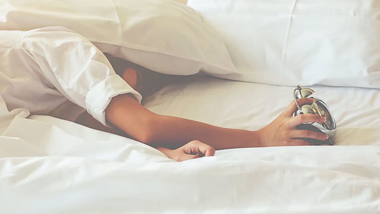 అదే విధంగా, ఏ ఇల్లు అయితే శుభ్రంగా ఉండదో, ఎవరు అయితే ఉదయం నిద్ర లేవకుండా ఎక్కువ సేపు నిద్రిస్తారో, ఎవరు పెద్దలను గౌరవించరో వారి వెంట దరిద్ర దేవత ఉంటుందంట. అందుకే ఇలాంటి విషయాల్లో తప్పకుండా తగు జాగ్రత్తలు తీసుకోవాలని, ప్రతి ఒక్కరినీ గౌరవిస్తూ ఉండటమే కాకుండా, ఉదయం 6 గంటలకంటే ముందే నిద్రలేవడం, ఇంటిని, తన శరీరాన్ని శుభ్రపరుచుకుంటూ ఉండాలంట.