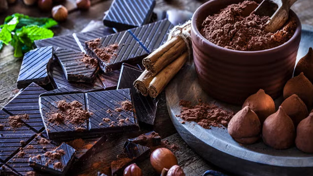 డార్క్ చాక్లెట్స్‌లోని ఫ్లేవనాయి హృదయ ఆరోగ్య ప్రయోజనాలతో ముడిపడి ఉంటాయని నిపుణులు చెబుతున్నారు. ఈ సమ్మేళనా లు రక్తపోటును తగ్గించడానికి, రక్త ప్రసరణను మెరుగుపరచడానికి సహాయపడతాయి.