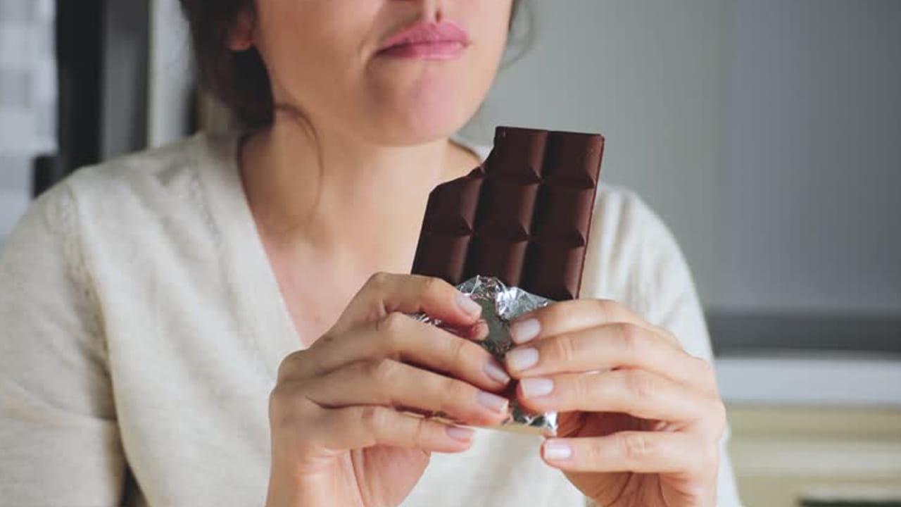 డార్క్ చాక్లెట్స్‌ తినటం వల్ల చెడు కొలెస్ట్రాల్ స్థాయిలను తగ్గిస్తుంది. మంచి కొలెస్ట్రాల్ స్థాయిలను పెంచుతుంది. దీంతో గుండె జబ్బులు, స్ట్రోక్ వంటి ప్రమాదాలను దూరం చేస్తుంది. క్రమం తప్పకుండా తీసుకోవడం వల్ల అల్జీమర్స్,  పార్కిన్సన్స్, ఇతర మెదడు సంబంధిత రుగ్మతల నుంచి కూడా రక్షణను అందిస్తుంది.