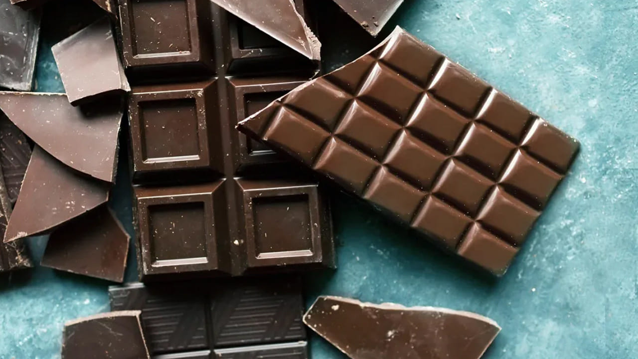 డార్క్ చాక్లెట్లో యాంటీ ఆక్సిడెంట్లు సమృద్ధిగా ఉంటాయి. ఇందులో ఉండే యాంటీ ఆక్సిడెం ట్లు కణాలను దెబ్బతినకుండా రక్షిస్తాయని, గుండె జబ్బులు, క్యాన్సర్ వంటి దీర్ఘకాలిక వ్యాధుల ప్రమాదాన్ని తగ్గించడానికి దోహదం చేస్తాయి. 