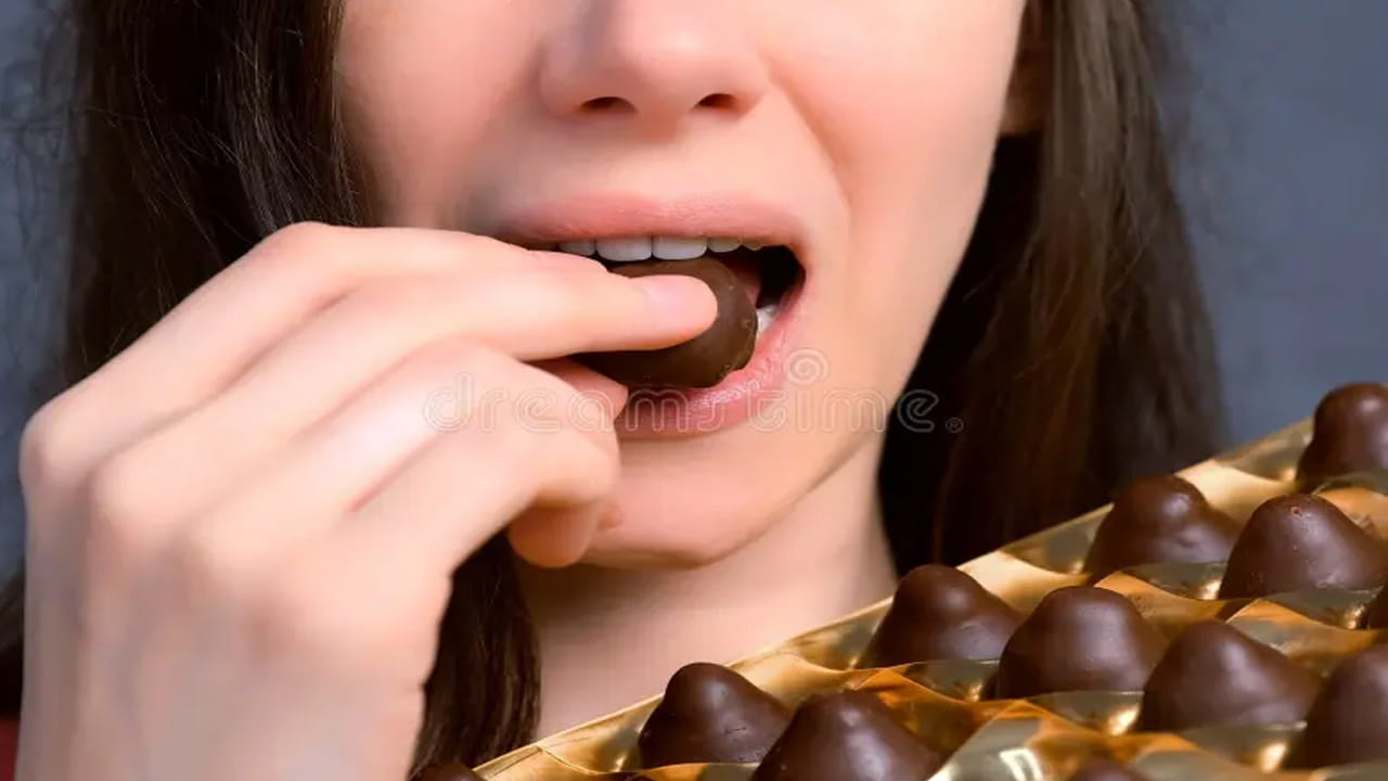 డార్క్ చాక్లెట్ లో ఐరన్, మెగ్నీషియం, రాగి, మాంగ నీస్..ఫాస్పరస్ వంటి ముఖ్యమైన ఖనిజాలు సమృద్ధిగా ఉంటాయి. ఎముకలు, దంతాలను ఆరోగ్ గా ఉంచడంతో పాటుగా మంచి నిద్రకు దోహదం చేస్తాయి. 