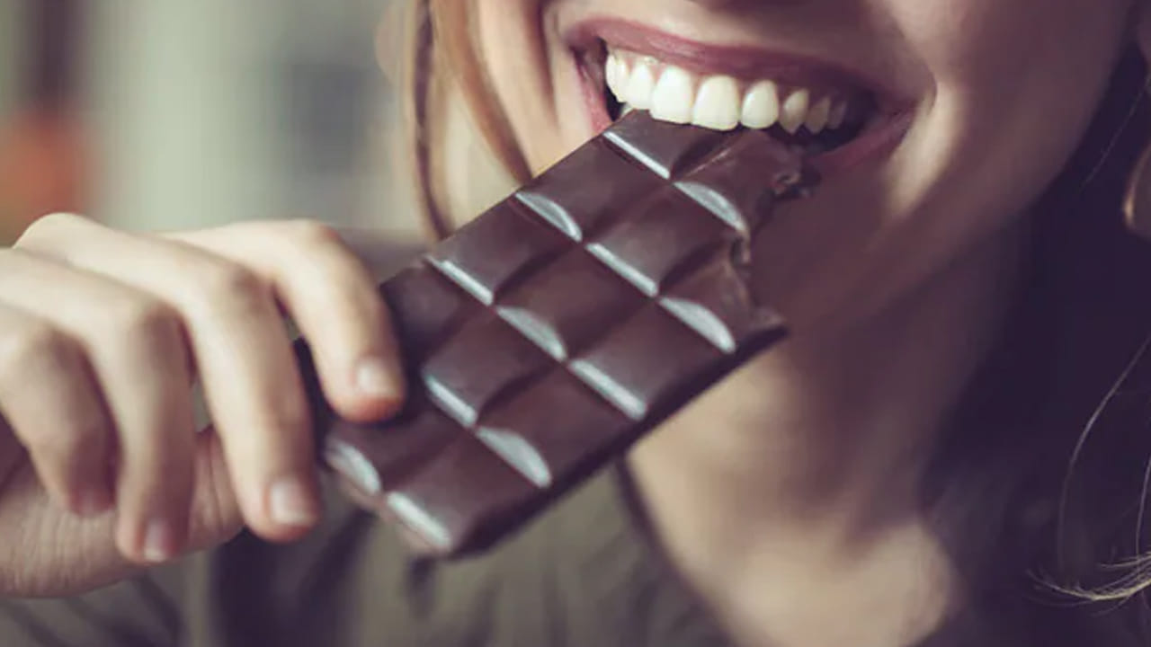 డార్క్‌ చాక్లెట్స్ లో కోకో కంటెంట్‌, యాంటీఆక్సిడెంట్‌లు పుష్కలంగా లభిస్తాయి. ఆరోగ్యనిపుణుల ప్రకారం 70 శాతం కోకో కంటెంట్‌ ఎక్కువ ఉండే డార్క్‌ చాక్లెట్‌లు ఆరోగ్యానికి ఎంతో మేలు చేస్తాయని చెబుతున్నారు. 