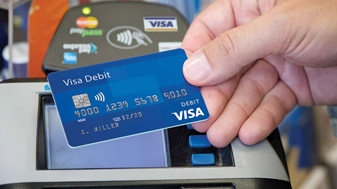 Debit Card Safety Tips: ఈ రోజుల్లో డెబిట్ కార్డులను ఉపయోగించి ప్రజలు మోసపోతున్నారు. దీనివల్ల వారి బ్యాంకు ఖాతాలు ఖాళీ అవుతున్నాయి. అందుకే మీరు కొన్ని చోట్ల డెబిట్ కార్డులను ఉపయోగించకుండా ఉండాలి. బదులుగా మీరు నగదును ఉపయోగించాలి.