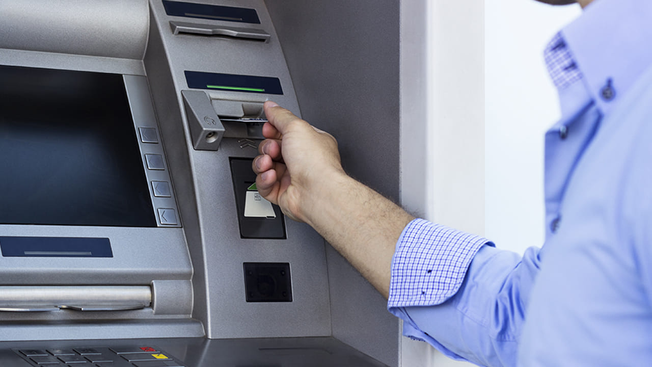  చీకటిగా ఉండే ప్రదేశంలో ఉన్న దుకాణాలలో లేదా రోడ్డు పక్కన ఉన్న స్థానిక ATMల వద్ద భద్రత చాలా తక్కువగా ఉంటుంది. స్కిమ్మర్లను వ్యవస్థాపించడం సులభం, పర్యవేక్షణ కూడా తక్కువగా ఉంటుంది. చాలా యంత్రాలకు బలమైన డేటా ఎన్‌క్రిప్షన్ కూడా ఉండదు. అవసరమైతే, ఎల్లప్పుడూ బ్యాంకు శాఖ లోపల ఉన్న ATMని ఉపయోగించండి.