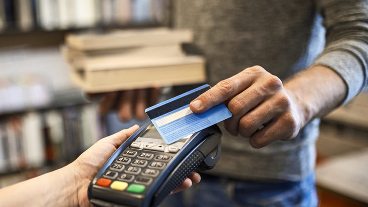  డెబిట్‌ కార్డు ఉన్న వారు చాలా జాగ్రత్తగా ఉండాలి. ఎక్కడిపడితే అక్కడ కార్డును ఉపయోగించకపోవడం మంచిదంటున్నారు నిపుణులు. ఈ ఐదు ప్రాంతాల్లో ఎట్టి పరిస్థితుల్లో డెబిట్‌ కార్డును వాడవద్దని సూచిస్తున్నారు. ఎందుకంటే ఇక్కడ వాడితే మీ బ్యాంకు అకౌంట్‌ ఖాళీ అయ్యే ప్రమాదం ఉంది..